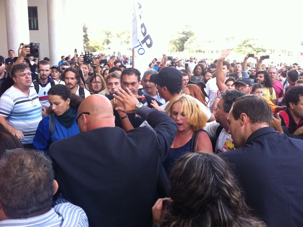 Manifestantes tentam retirar grades, e seguranças reagem (Foto: Erick Gimenes/ G1)