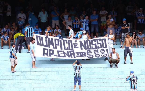 torcida do Grêmio com faixa de protesto (Foto: Renan Olaz / Ag. Estado)
