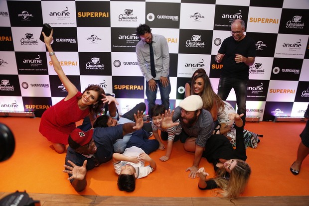 Nicole Bahls caindo na pré-estreia do filme Superpai (Foto: Felipe Assumpcao)