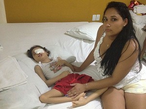 Adrielle cuidando de Pyetra, em Salvador. (Foto: Maiana Belo/G1 Bahia)