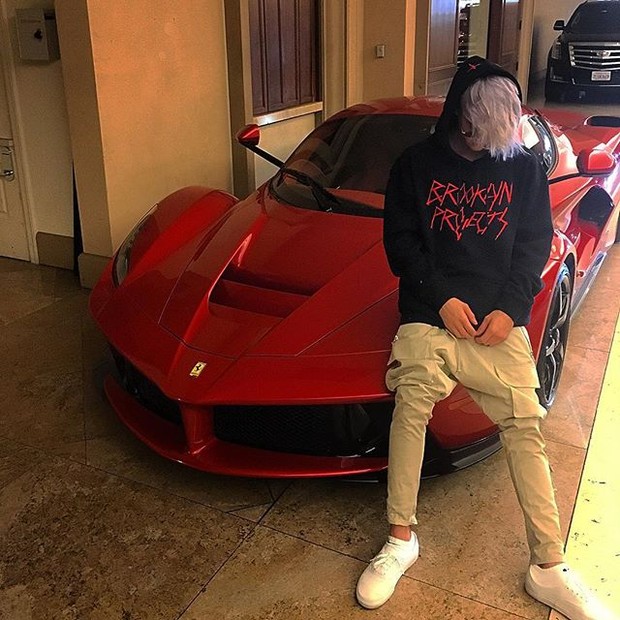 Justin Bieber posa com carrão (Foto: Instagram/ Reprodução)