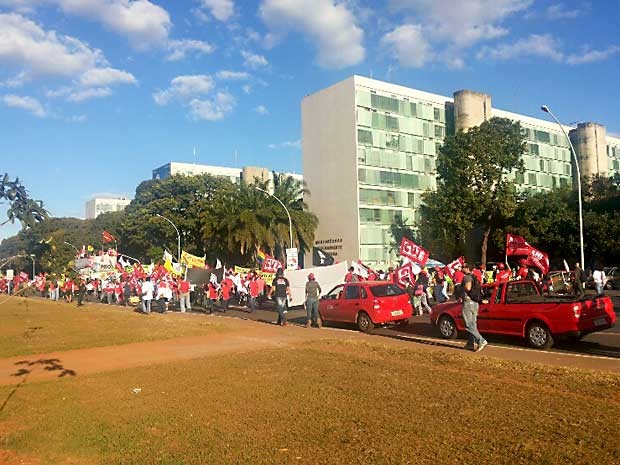 Manifestantes tomam o Eixo Monumental na Esplanada dos Ministérios (Foto: Isabella Formiga/G1)
