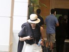 De chapéu e óculos escuros, Bárbara Paz passeia em shopping no Rio