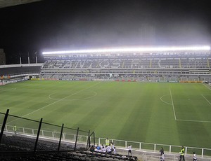 Vila Belmiro e reformas atrás de um dos gols (Foto: Marcelo Hazan / Globoesporte.com)