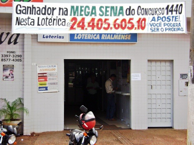 Fachada da única loteria de Rialma, Goiás, onde foi feita a aposta ganhadora do prêmio de R$ 24 milhões. (Foto: Rosa Ribeiro/Divulgação)