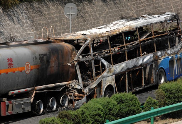 Acidente entre ônibus e caminhão-tanque deixou 36 mortos. (Foto: Li Yibo/Xinhua/AP)