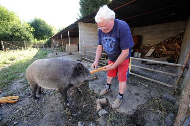Geraldo Polain com seu javali em Limoges (Foto: Pascal Lachenaud/ AFP)