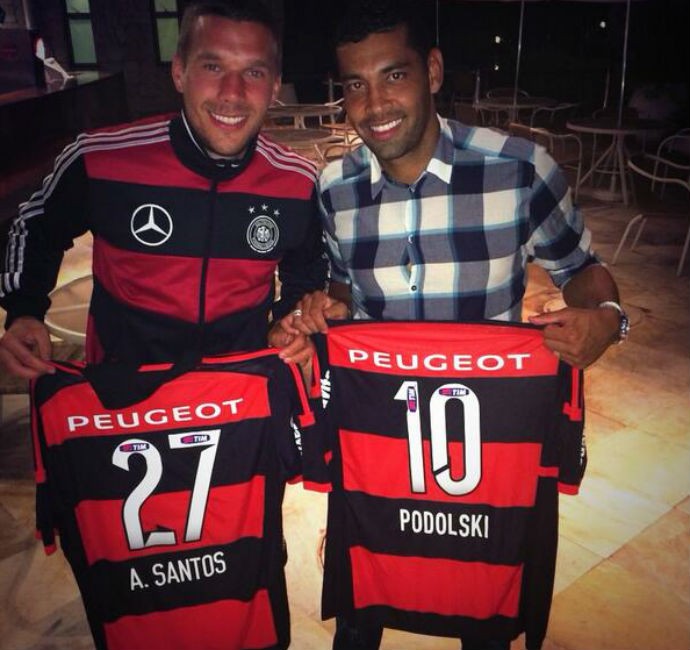 Podolski com André Santos e as camisas do Flamengo