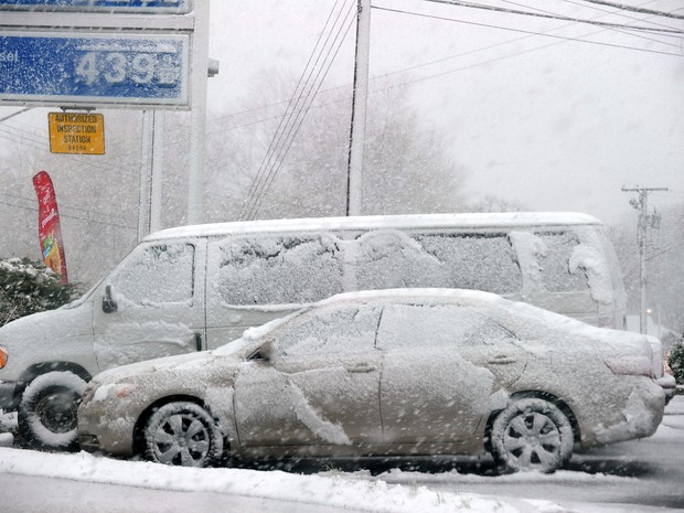 Carros cobertos de neve são vistos em um posto de combustível, em Silver Spring, Maryland, nesta quarta-feira (6) (Foto: AFP PHOTO / Jewel Samad)
