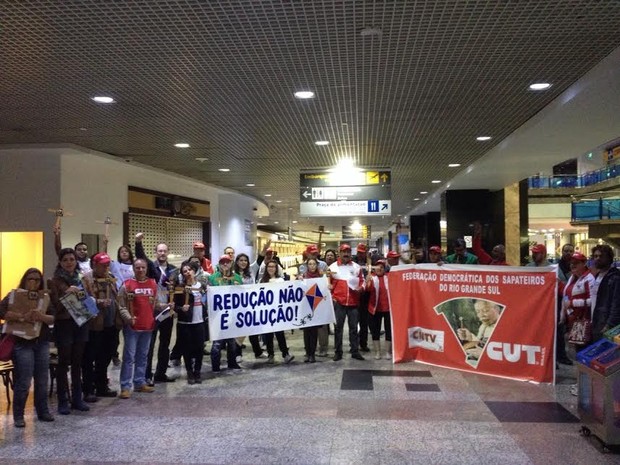 Grupo faz ato para pressionar deputados gaúchos a votarem contra redução da maioridade penal (Foto: Mateus de Castro/Arquivo Pessoal)