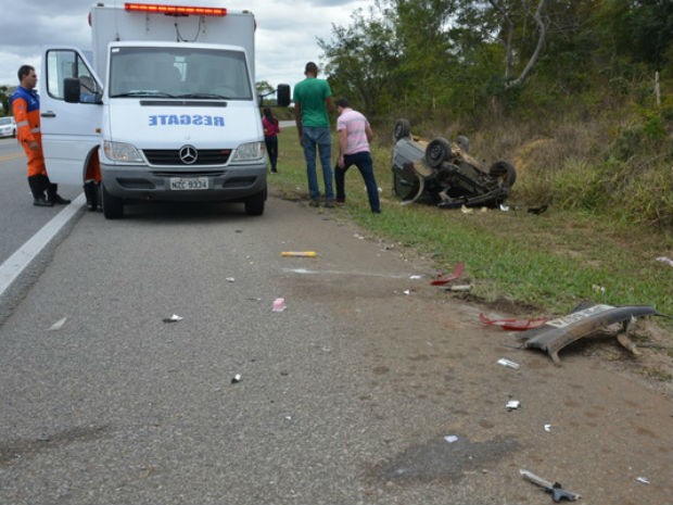 Carro capotou e deixou quatro feridos em Vitória da Conquista (Foto: Anderson Oliveira/Blog do Anderson)