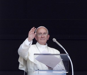 Papa Franciso acena para fiéis durante a oração do Angelus na Praça de São Pedro, no Vaticano. O papa anunciou que está se preparando para a Jornada Mundial da Juventude, e saudou os jovens da Diocese de Roma que irão ao encontro no Brasil (Foto: AP Photo/Riccardo De Luca)