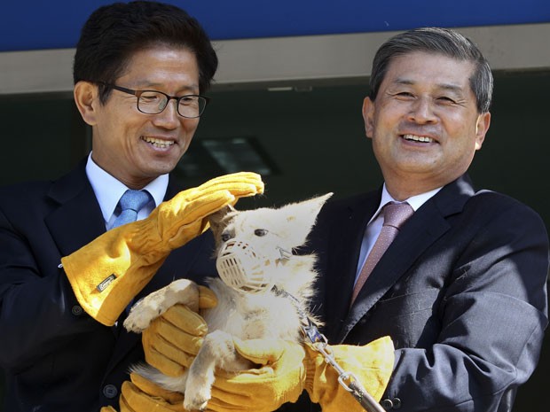 O cientista Hwang Woo-suk, à direita, apresenta um dos coiotes que diz ter clonado (Foto: Shin Young-keun/AP)