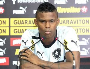 Maicosuel na coletiva do Botafogo  (Foto: Satiro Sodré / Agif)