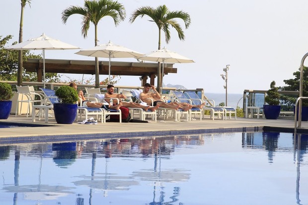 Ego Jogadores Da Selecao Inglesa Curtem Piscina Em Hotel No Rio Noticias De Famosos