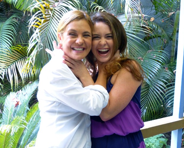 Adriana Esteves e Cláudia Abreu brincam com a disputa no Melhores do Ano (Foto: Domingão do Faustão / TV Globo)