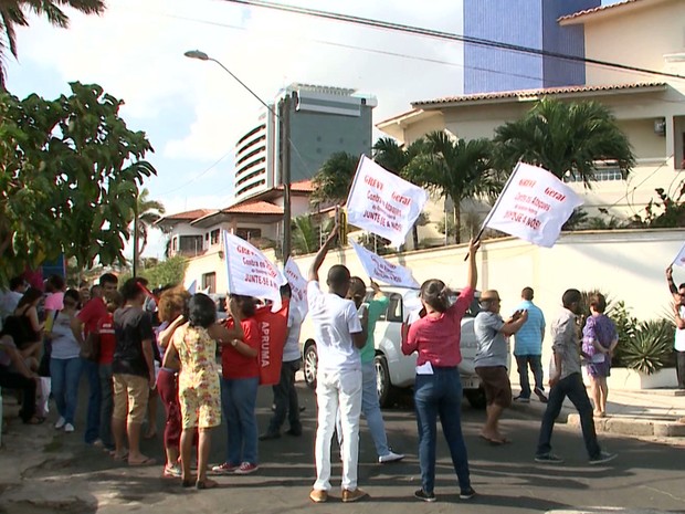 Manifestantes encerraram protesto em frente à casa do senador Roberto Rocha (PSDB) em São Luís (Foto: Reprodução/TV Mirante)