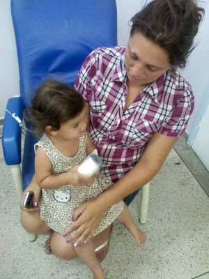 No hospital, a mãe acompanhou os exames que mostram que a menina está bem (Foto: Carlos Alberto Soares / TV TEM)