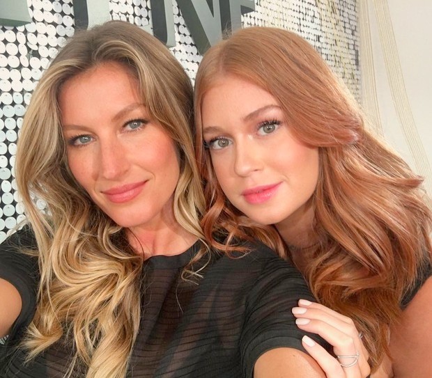 Gisele foi 'tietada' por Marina Ruy Barbosa no camarim do evento. 'No d, ela muito linda', brincou a ruiva em sua rede social. (Foto: Reproduo / Instagram) Gisele foi 'tietada' por Marina Ruy Barbosa no camarim do evento. 'No d, ela muito linda', brincou a ruiva em sua rede social. (Foto: Reproduo / Instagram)