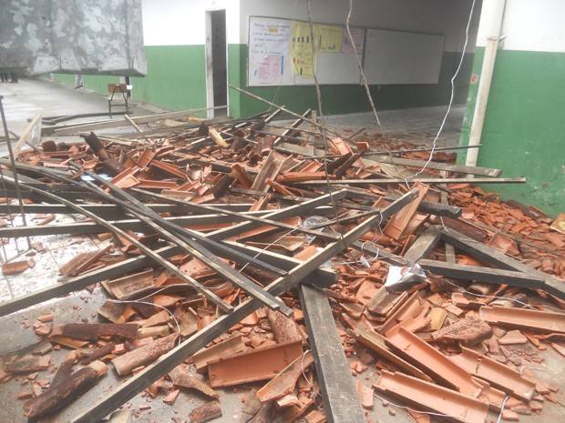teto de escola desaba e atinge cinco alunos (Foto: Site Teixeira News/ Divulgação)