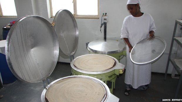 Grão é transformado em pão achatado acinzentado chamado 'injera' (Foto: James Jeffrey) Grão é transformado em pão achatado acinzentado chamado 'injera' (Foto: James Jeffrey)