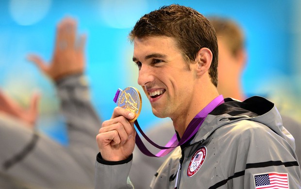 Phelps com a medalha de ouro do revezamento 4x100 medley natação (Foto: AFP)
