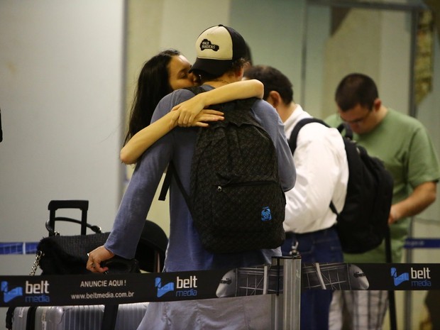Nathalia Dill e o namorado, Caio Soh, em aeroporto no Rio (Foto: Marcello Sá Barreto/ Ag. News)