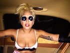 Lady Gaga posa de top decotado e shortinho dentro de carro