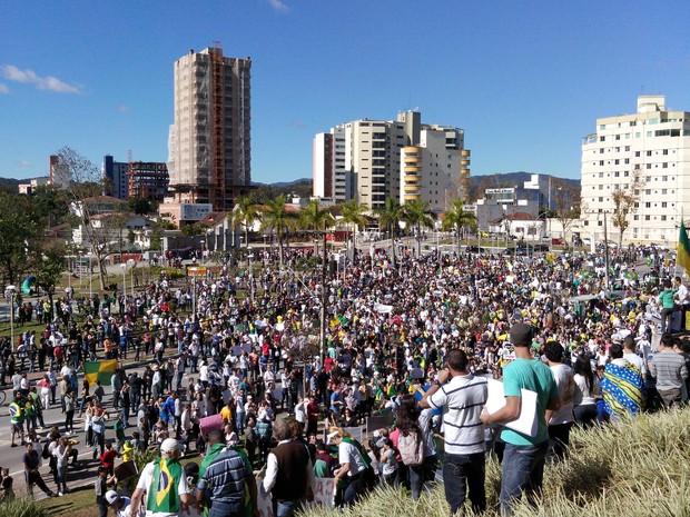 Município de Brusque também registra protestos neste sábado (22) (Foto: Luis Souza/RBS TV)