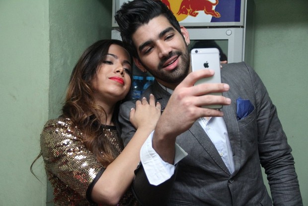 Anitta e Dilsinho tiram selfie no camarim (Foto: Rodrigo dos Anjos / AgNews)
