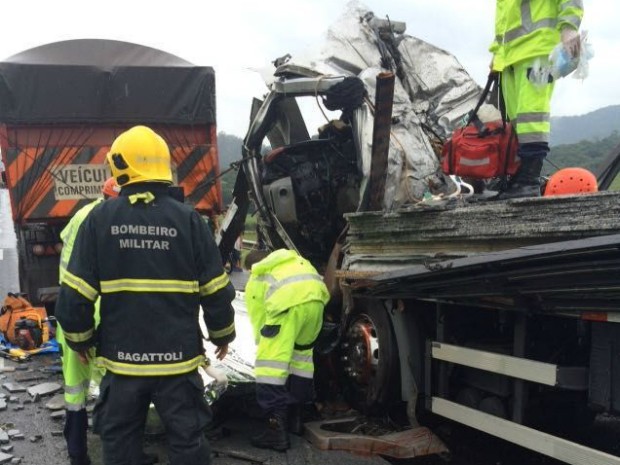 G1 - Caminhoneiro Morre Após Ficar Prensado Entre Cabine E Carga Em SC ...