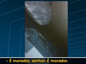 Imagens mostram agonia de rapazes e apelo de moradores. (Foto: Reprodução / TV Globo)