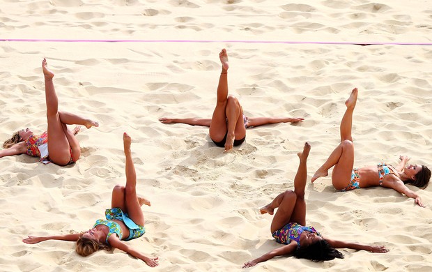 cheerleaders no vôlei de praia em Londres (Foto: Getty Images)
