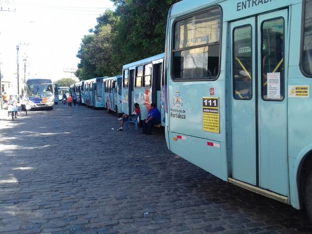Motoristas de ônibus de Fortaleza paralisam trabalhos por duas horas na Praça da Estação (Foto: Leandro Silva/TV Verdes Mares)