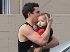 Fofo! Orlando Bloom dá beijinho no filho durante passeio