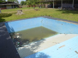 Piscina com água suja ao lado de escola improvisada em Santana (Foto: John Pacheco/G1)