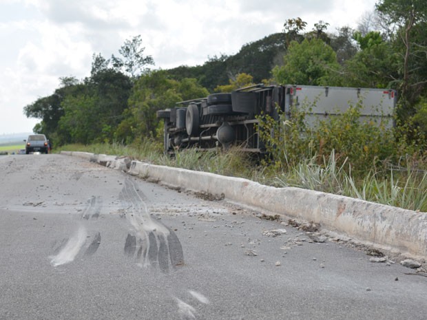 Caminhoneiro confirmou que perdeu o controle do veículo antes de tombar (Foto: Walter Paparazzo/G1)