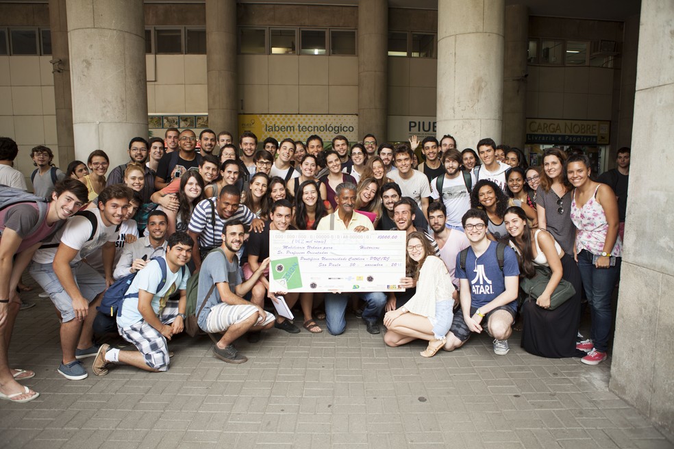Alunos da PUC-Rio entregaram cheque simb&oacute;lico para vendedor (Foto: Rafael Di Celio/ Arquivo Pessoal)