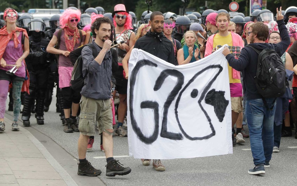 Manifestantes no primeiro dia da cúpula do G20 em Hamburgo (Foto: Matthias Schrader / AP Photo)