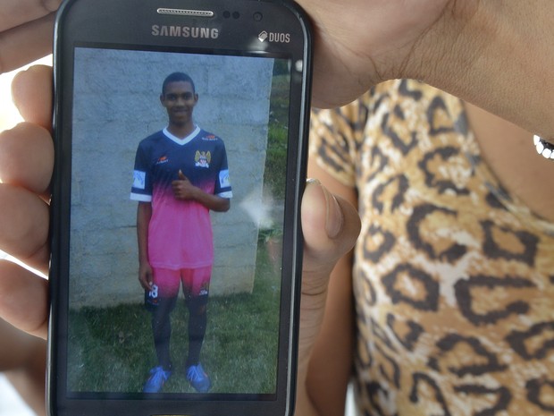 Mãe mostra foto do filho que guarda no celular (Foto: Carlos Alberto Silva/ A Gazeta)