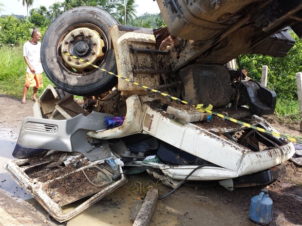 Carreta tomba na BR-330, na Bahia (Foto: Giro em Ipiaú)