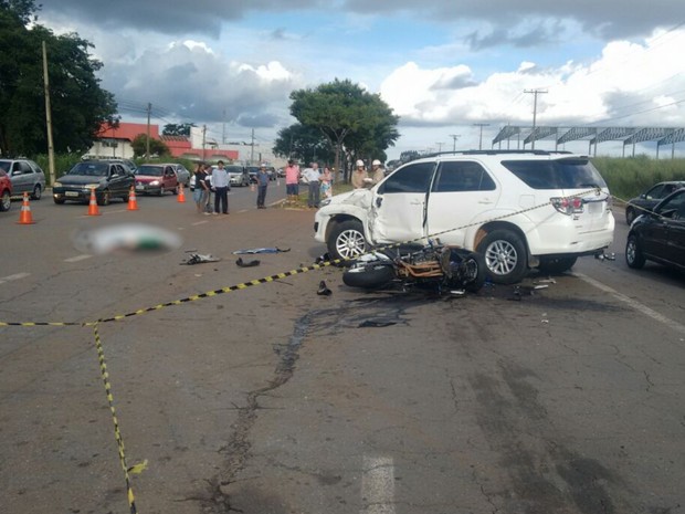 Motocilista morre após bater na lateral de caminhonete em Goiânia Goiás (Foto: Divulgação/Dict)