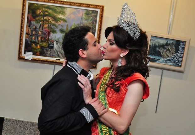 Sheila Veríssimo e Tiafgo Paes após concurso de beleza gay (Foto: Roberto Teixeira/EGO)