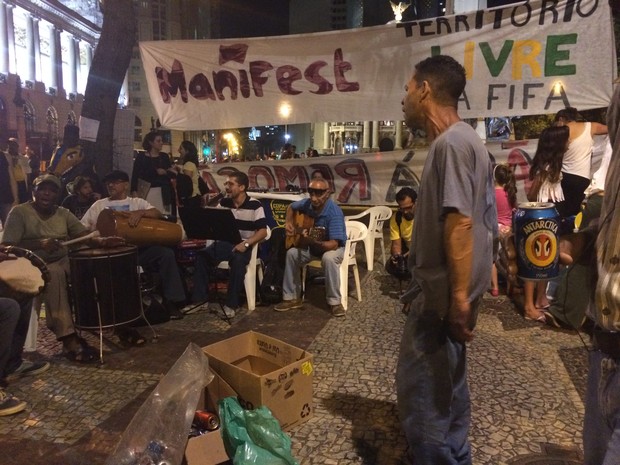 Protesto teve roda de samba no Centro do Rio (Foto: Daniel Silveira / G1)