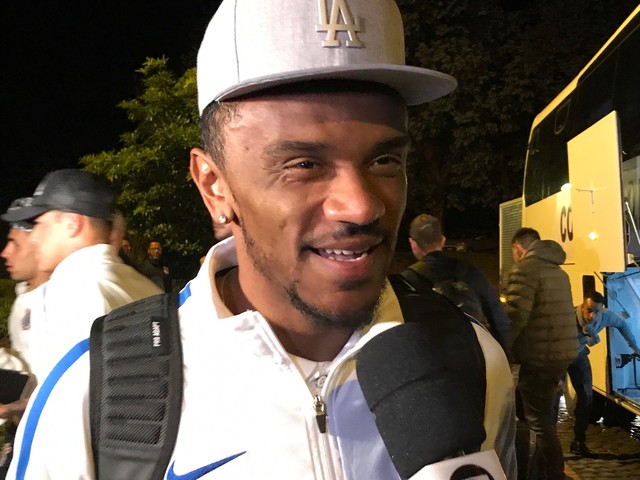 Tranquilo sobre futuro no Corinthians, Paulo Roberto vibra: 