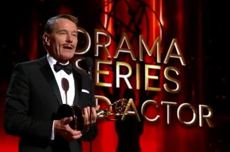 Bryan Cranston recebe o Emmy de Melhor Ator de Drama por 'Breaking bad' (Foto: Reprodução da internet)