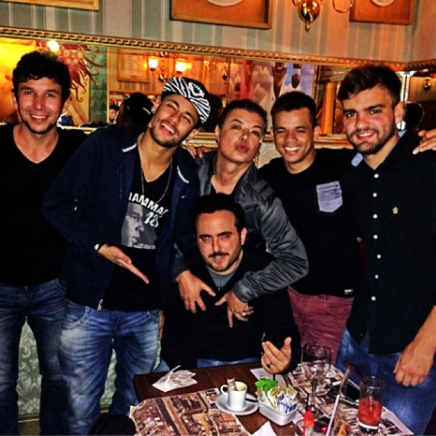 Neymar com David Brazil e amigos em restaurante no Rio (Foto: Instagram/ Reprodução)