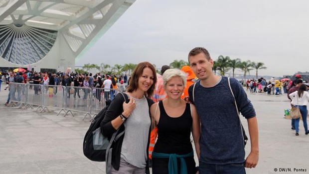 Evelin, Elfi e Fabian foram ver a amiga atleta competir pela Alemanha (Foto: N.Pontes/DW)