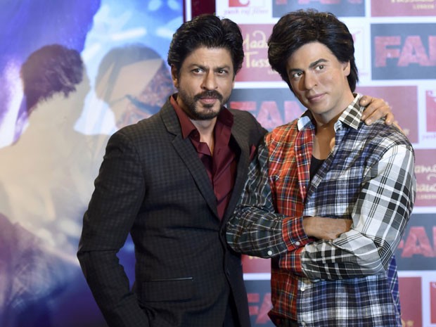 O astro de Bollywood Shah Rukh Khan (à esquerda) posa ao lado de sua estátua de cera no museu Madame Tussauds em Londres (Foto: Hannah McKay/Reuters) O astro de Bollywood Shah Rukh Khan (à esquerda) posa ao lado de sua estátua de cera no museu Madame Tussauds em Londres (Foto: Hannah McKay/Reuters)