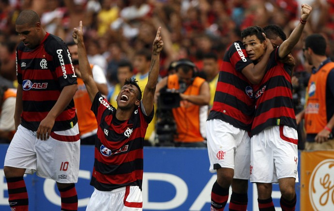 Ronaldo Angelim gol Flamengo x Grêmio 2009 (Foto: EFE)